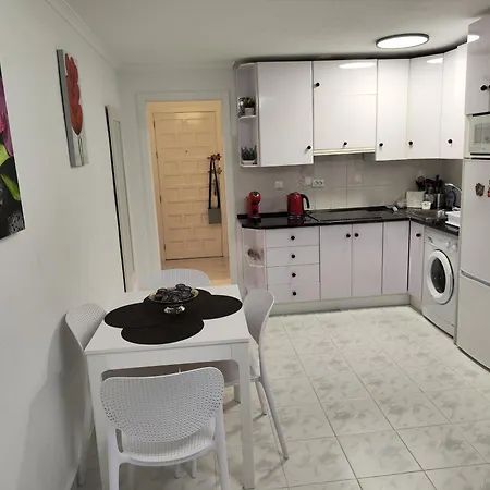 Apartmán Calle Pedro Lorca Spacious Near Del Cura , Seafront With Many Reastoraunts, Supermarket Masymas And Pharmacy 24h